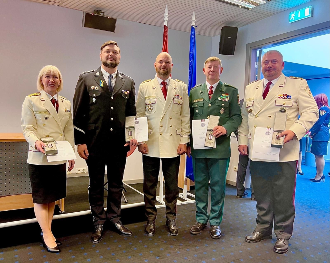 Valsts robežsardzes koledžas direktors pulkvedis Mariks Petrušins saņem Valsts ugunsdzēsības glābšanas dienesta apbalvojumu - jubilejas goda zīmi "Latvijas ugunsdzēsībai 160"