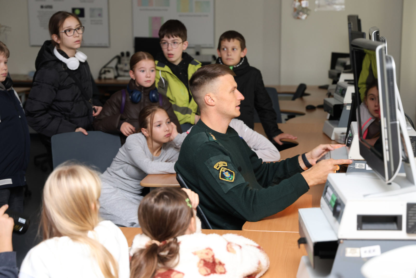 Valsts robežsardzes koledža uzņem skolēnus Karjeras nedēļas laikā