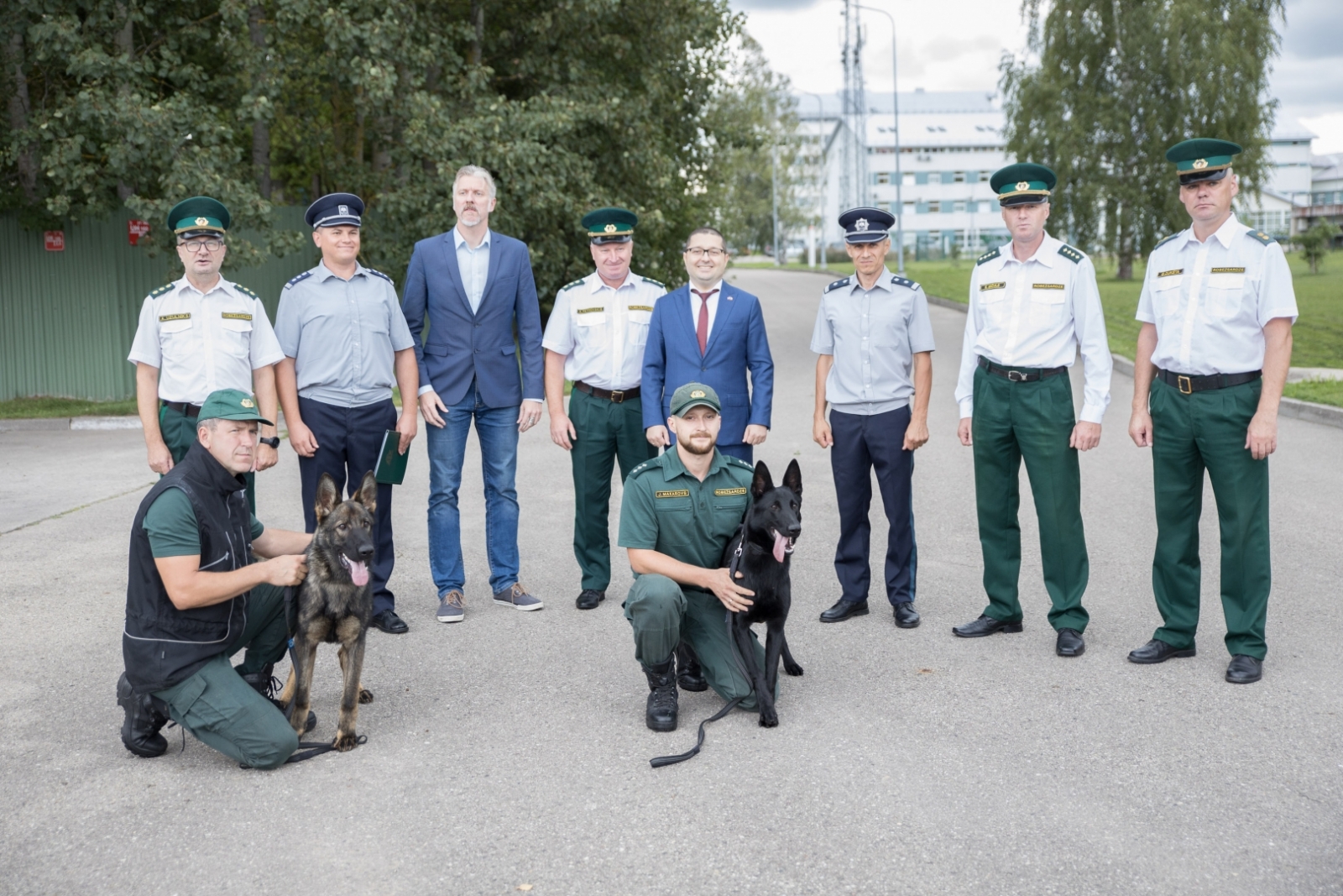 Moldovas Robežpolicijai nodoti divi kucēni