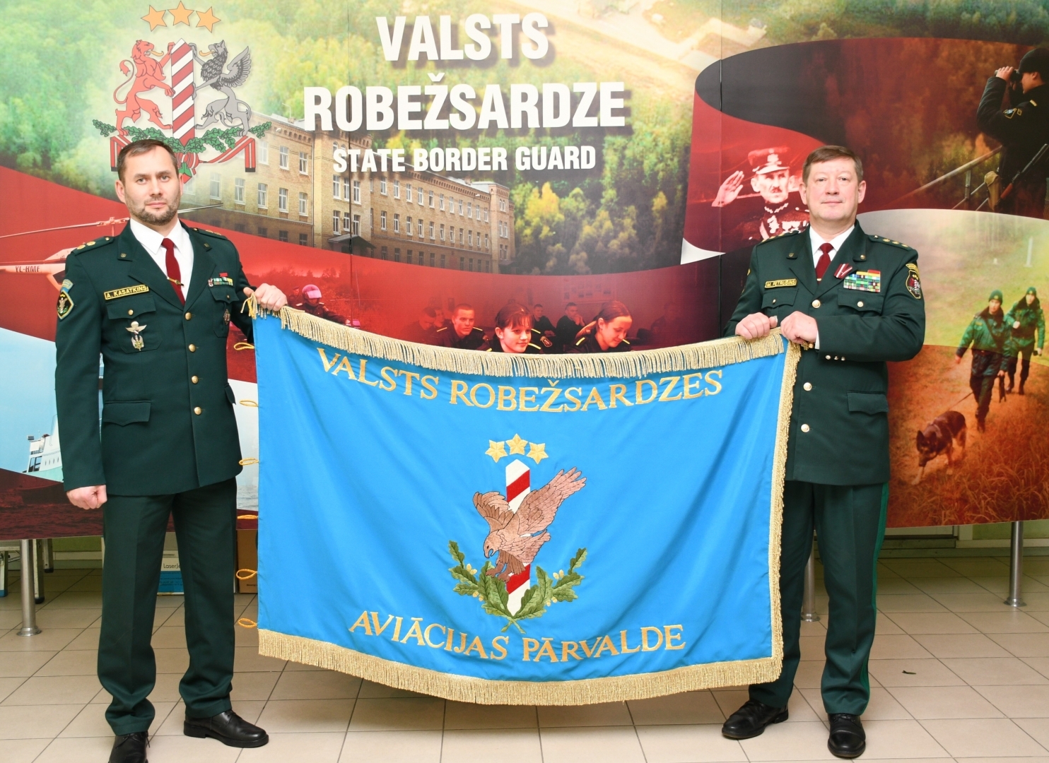 Valsts robežsardzes koledža saņēma dāvinājumu – Valsts robežsardzes Aviācijas pārvaldes karogu
