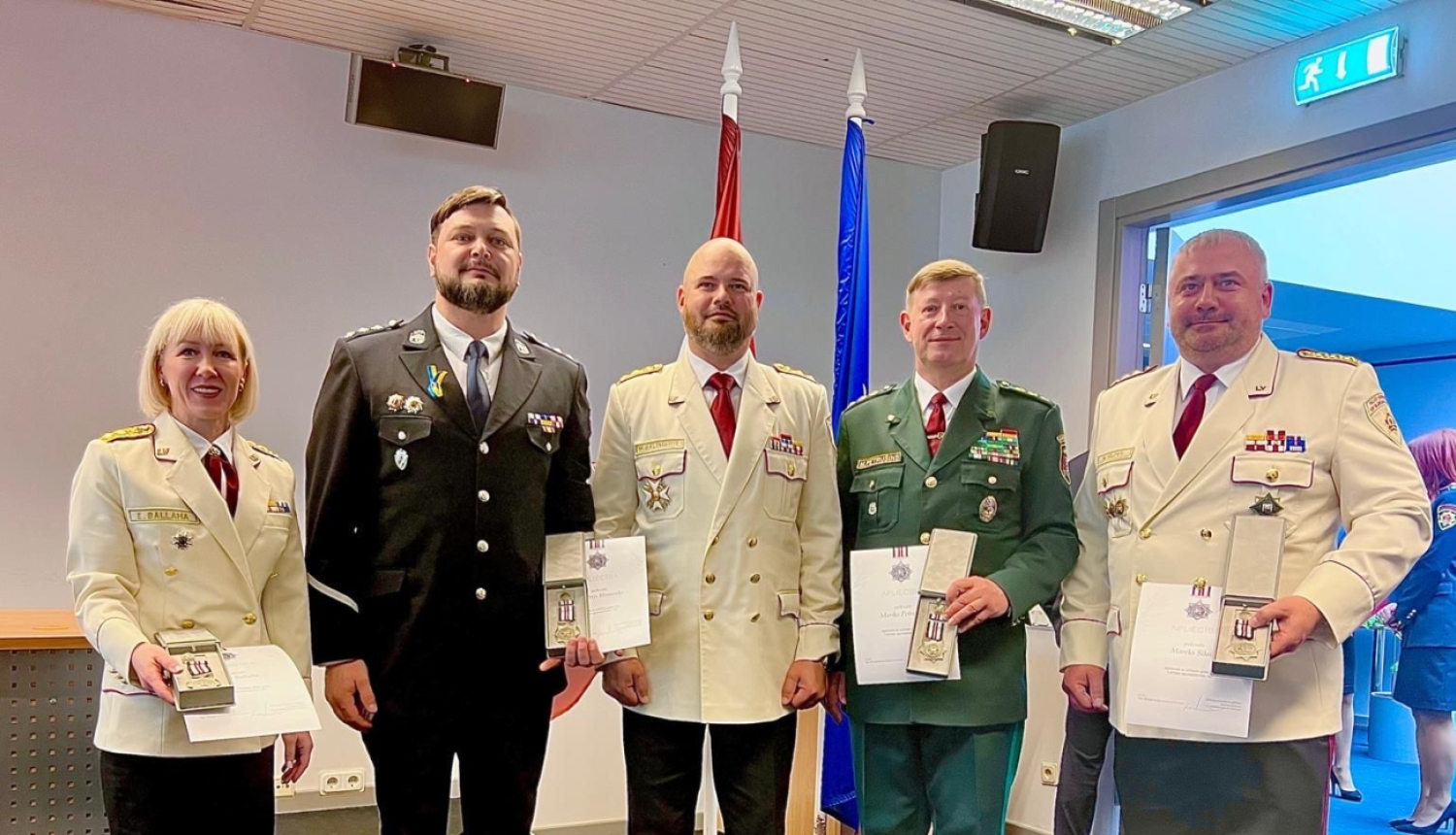 Valsts robežsardzes koledžas direktors pulkvedis Mariks Petrušins saņem Valsts ugunsdzēsības glābšanas dienesta  apbalvojumu - jubilejas goda zīmi "Latvijas ugunsdzēsībai 160"