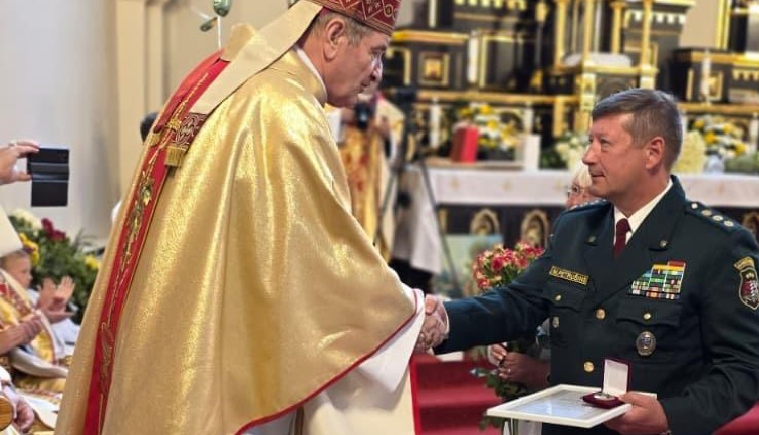 Valsts robežsardzes koledžas direktors sveic bīskapu Jāni Buli 75 gadu jubilejā