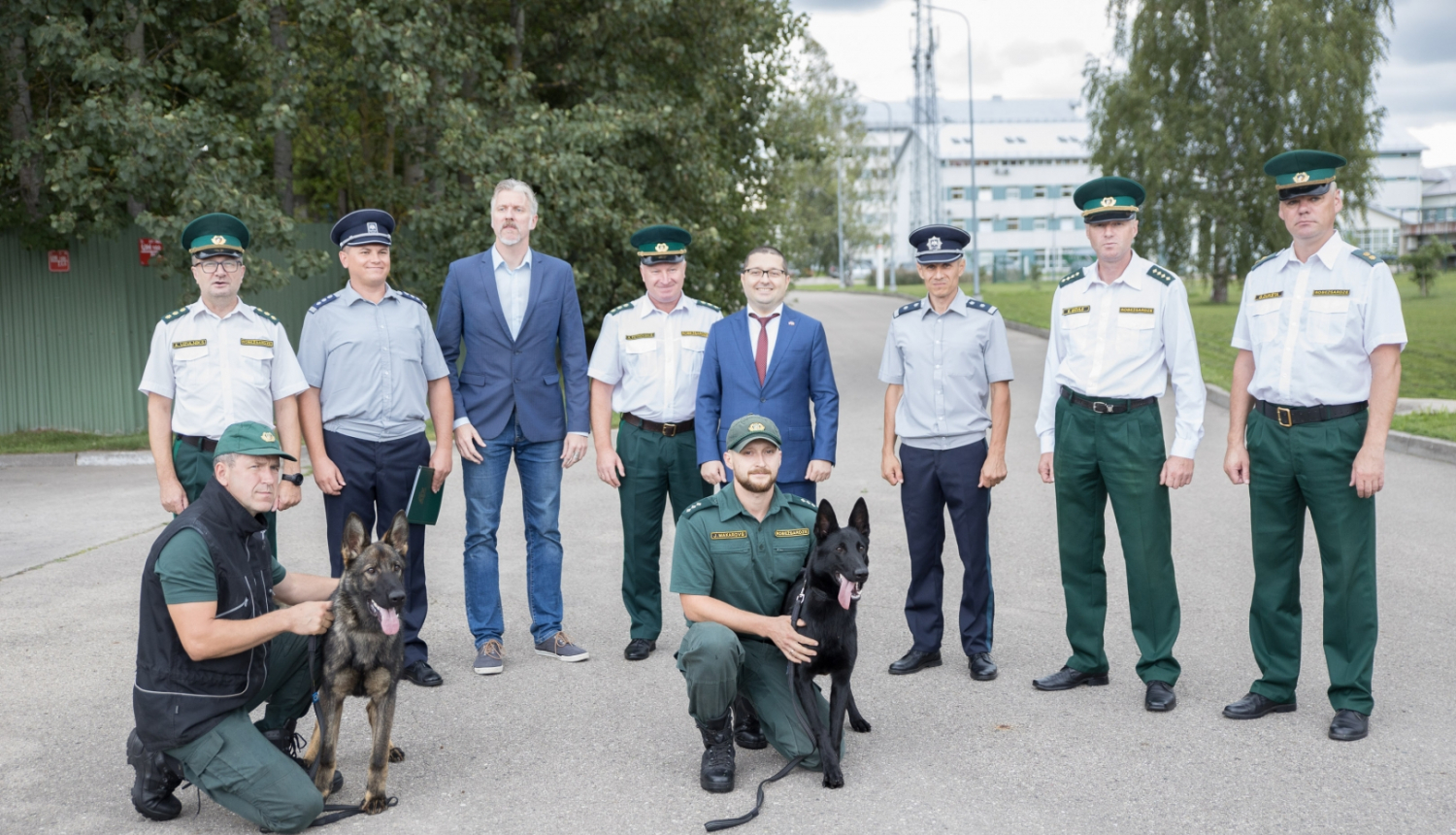 Moldovas Robežpolicijai nodoti divi kucēni