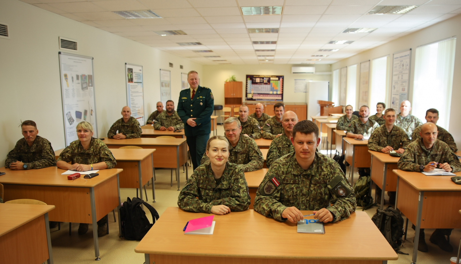 NBS karavīri apgūst dokumentu pārbaudes un intervēšanas metodiku Nr.1