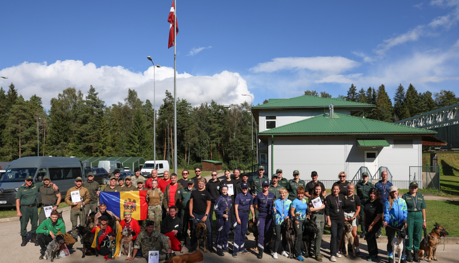 Stiprākie kinologi un dienesta suņi sacenšas biatlonā