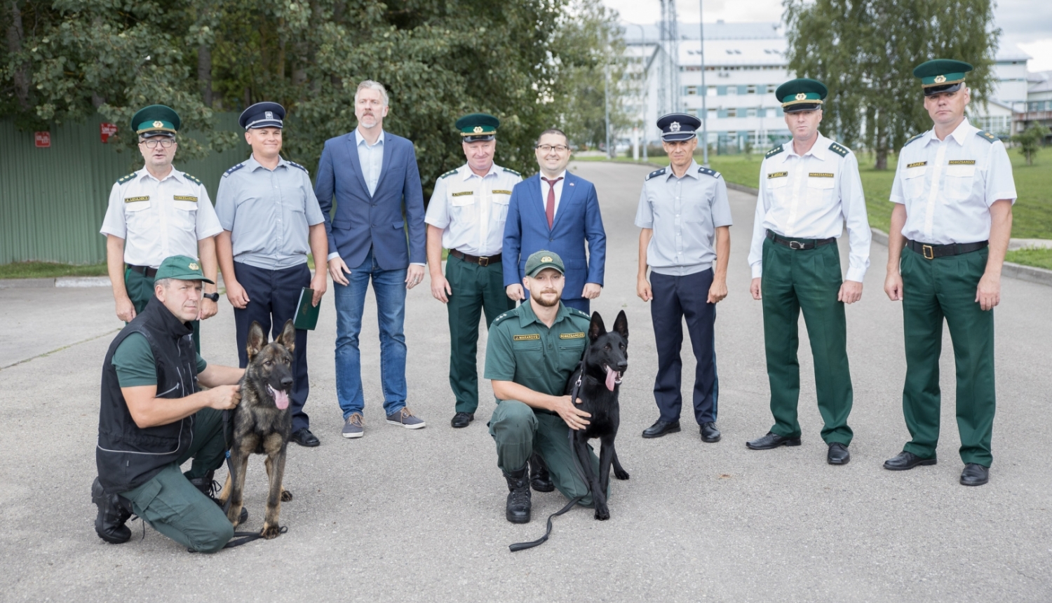 Moldovas Robežpolicijai nodoti divi kucēni